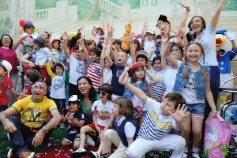 1 iunie, sarbatorit la Miko: vedete, cadouri, copii, distractie!
