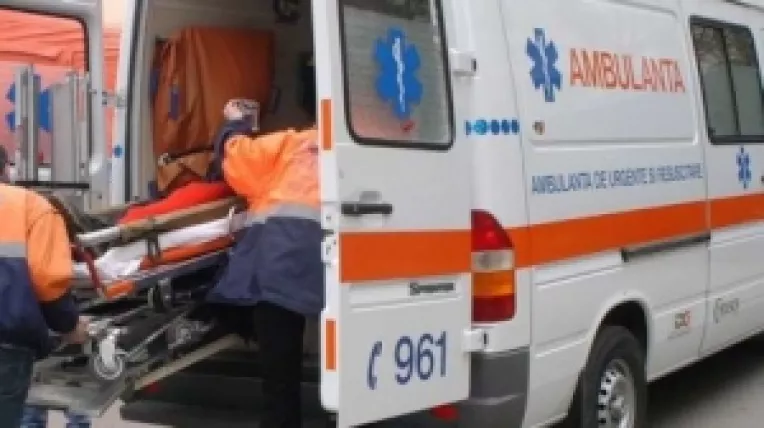 Accident tragic la Zalau: o fetita de 12 ani a murit dupa ce a cazut dintr-un microbuz