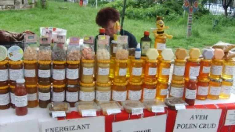 Apicultorii Vasile si Elena Stan: "Capaceala, propolis, miere de salcam si miere de muguri de brad!"