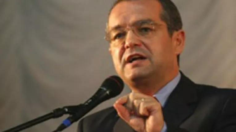 Boc umbla la salariile bugetarilor de lux