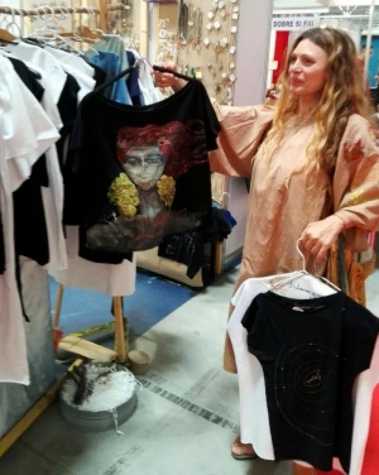 Bohemian Journey: "De doi ani creez rochii si bluze pictate inspirate din folclorul romanesc!"