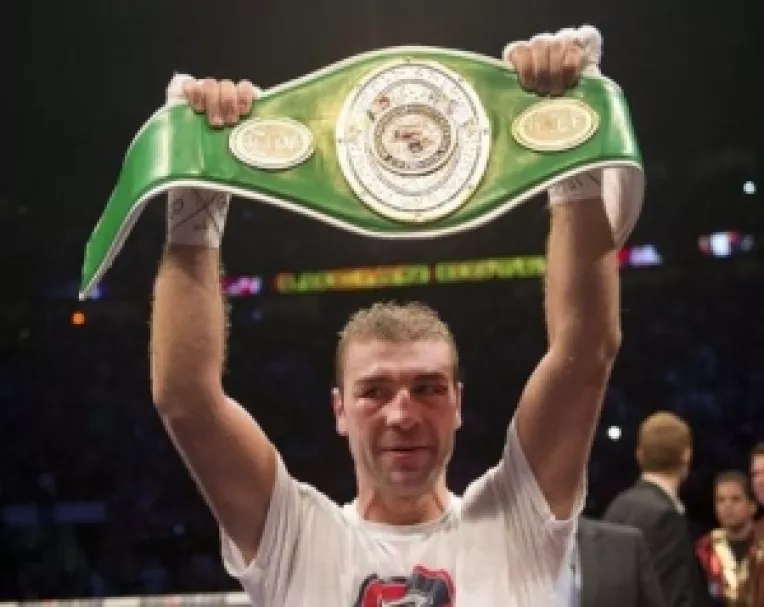 Bute l-a invins la puncte pe Gracev si a devenit noul campion la categoria semigrea in versiunea NABF