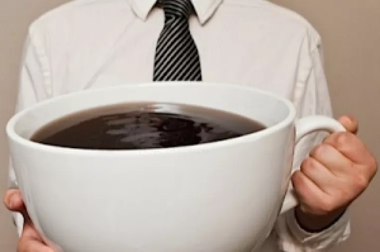 Cafeaua in exces produce atacuri de panica, anxietate, hipertensiune, ameteli, tremur al vocii, dispnee, dureri de cap si batai neregulate ale inimii