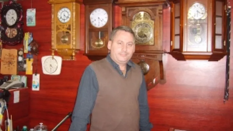 Ceasornicarul Catalin Vardianu de pe Strada Academiei este renumit pentru ca repara orice model de ceas