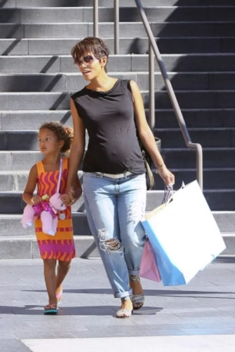 Femei de la Hollywood care au facut copii dupa 40 de ani : Halle Berry
