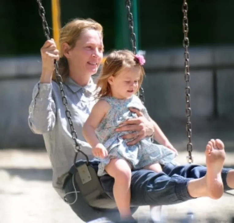 Femei de la Hollywood care au facut copii dupa 40 de ani : Uma Thurman