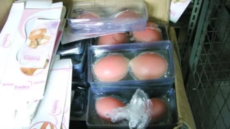 Finantele Publice scot bani si din locurile de veci. Silicoane confiscate, scoase la vanzare cu 3 lei bucata