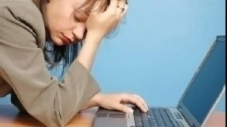 Flosirea intensiva a Internetului mareste riscul de a face depresie, anxietate si insomnie