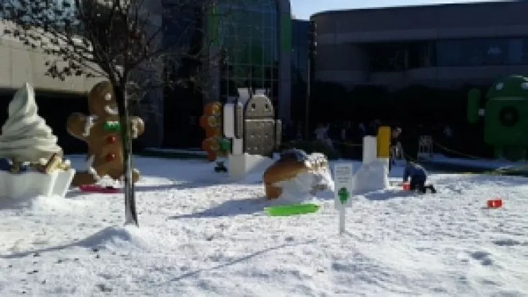 Fulgi de zapada artificiala au aparut in fata sediului Google, decorat si cu o omulet verde Android