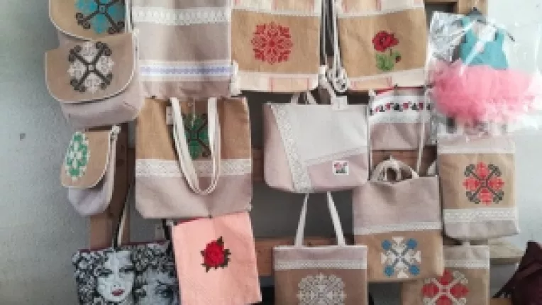 Genti gand-made cu broderie nationala, la targul de la MTR