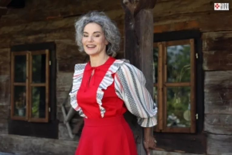 Maia Morgenstern, incantatoare in ii stilizate!