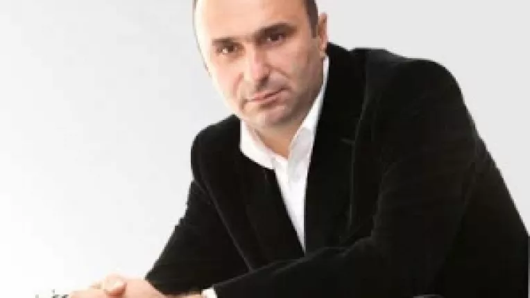 Marius Tuca invinge Apocalipsa prin dragoste si poezie