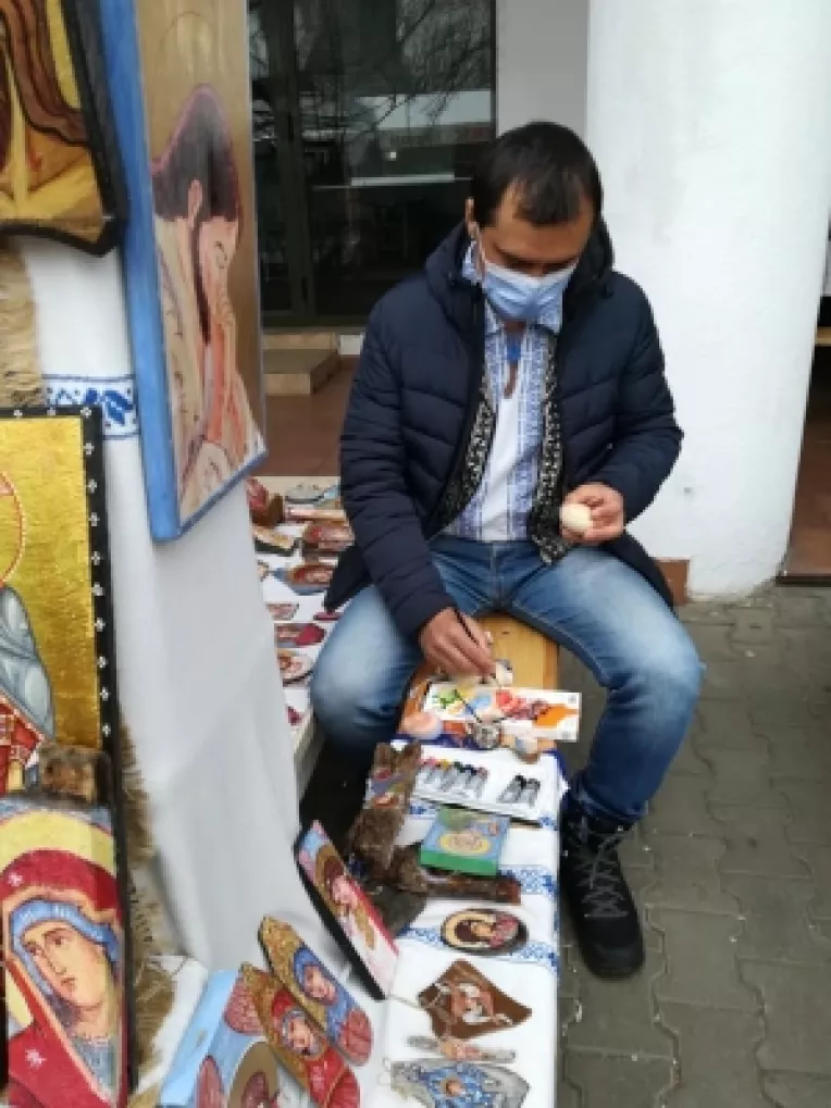 Negoita Teodore Adrian: Pictez pe oua facute din lemn, cu acrilice si tempera!