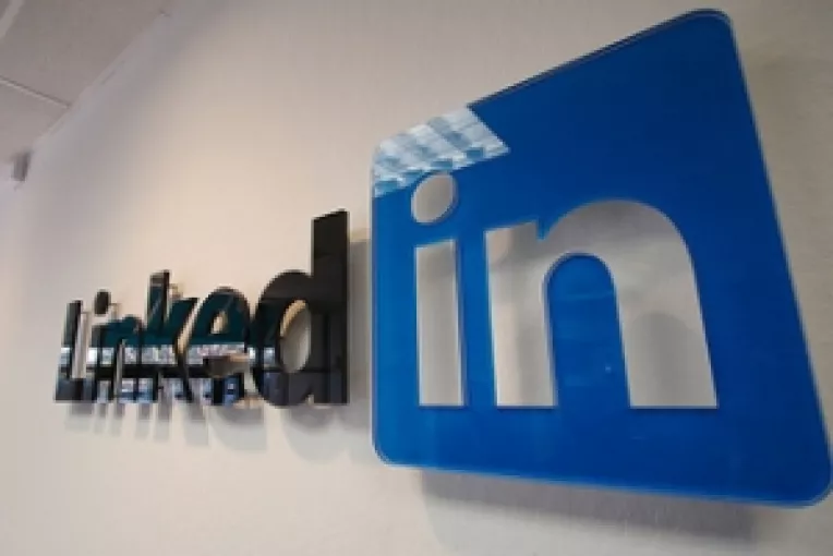 Noul serviciu Apply with LinkedIn 
