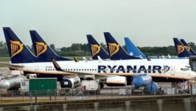 O companie irlandeza vrea sa introduca locuri in picioare in avion si taxa la toaleta