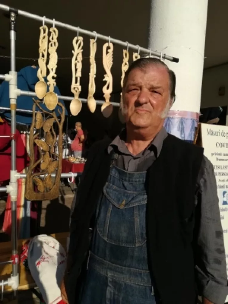 Rudy Walter sculpteaza in lemn de tei si isi expune creatiile la targul din curtea MTR