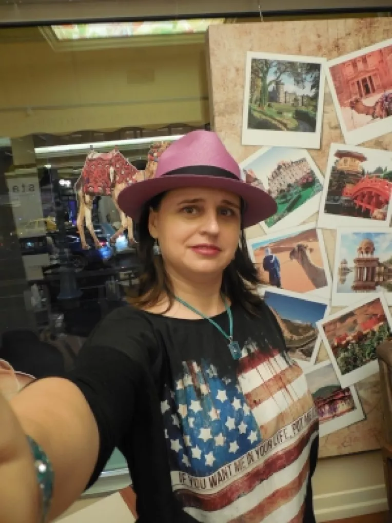 Selfie: o fotografie autoportret, realizata digital, cel mai des pentru a fi postata pe retele de socializare