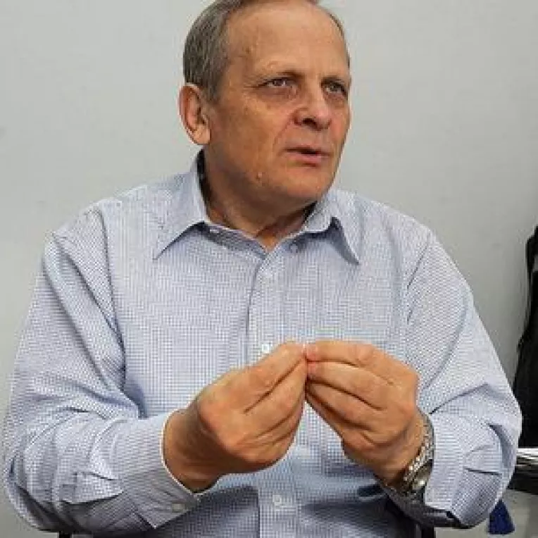 Stolojan ar fi vrut sa se faca profesor de sport