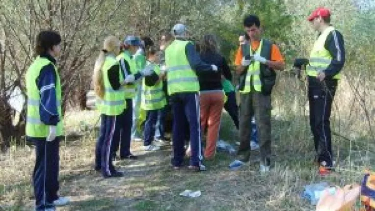 Studentii "verzi" au curatat zona Scurta