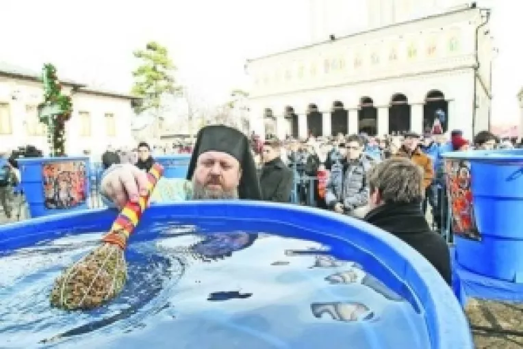 Studiu: Riscurile la care se supun cei care consuma apa sfintita