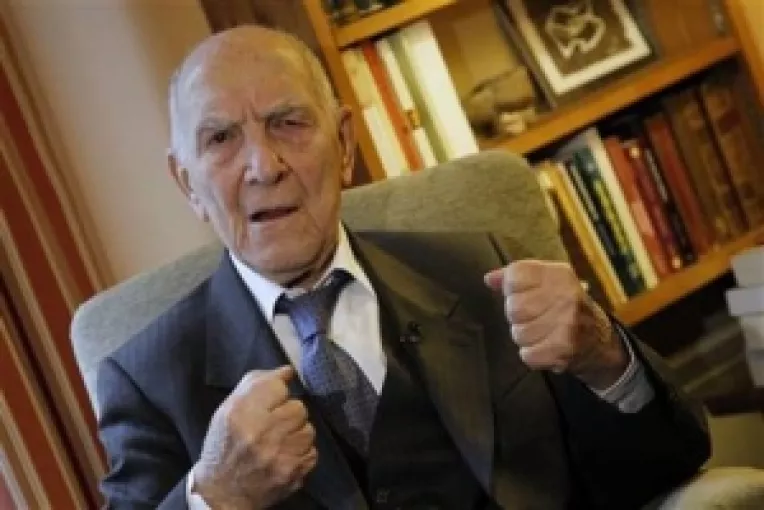 TV France 2: Indemnul lui Stephane Hessel "Indignati-va!", iesiti din indiferenta, valabil si pentru romani