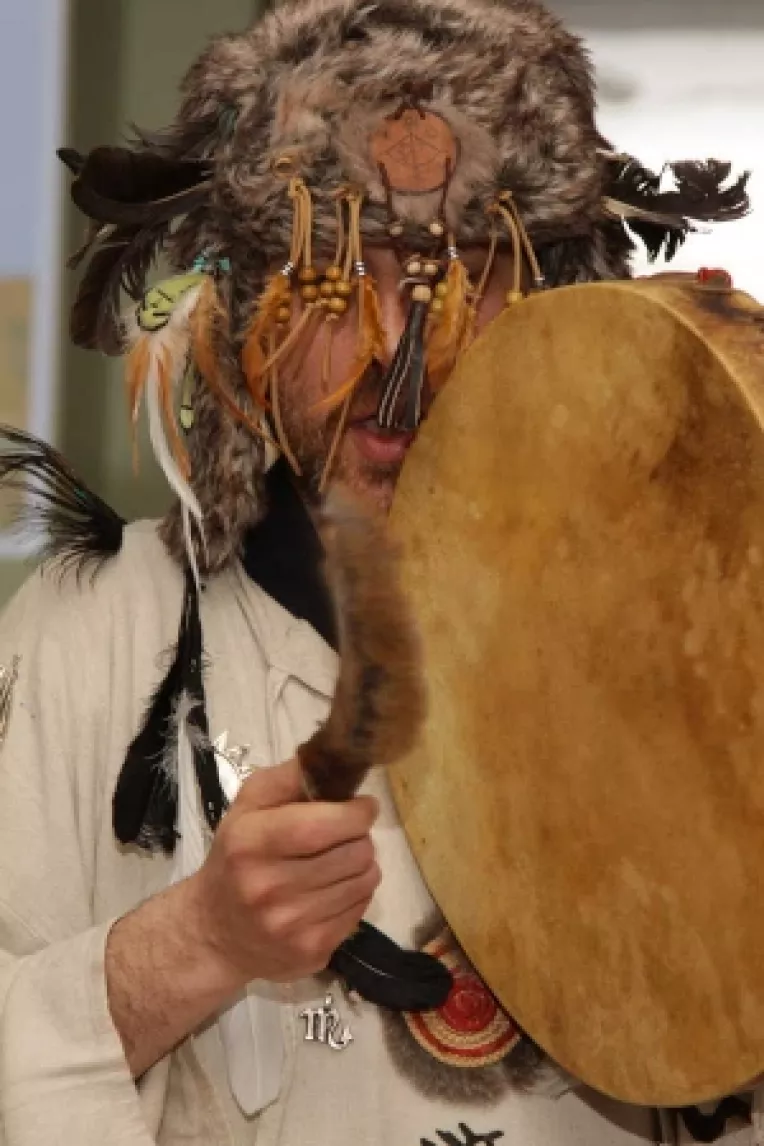 Un ritual shamanic in centrul Bucurestiului, la Showroomul Exotique
