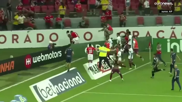 Un suporter cu un copil in brate a lovit un fotbalist, la finalul unui meci tensionat din Brazilia