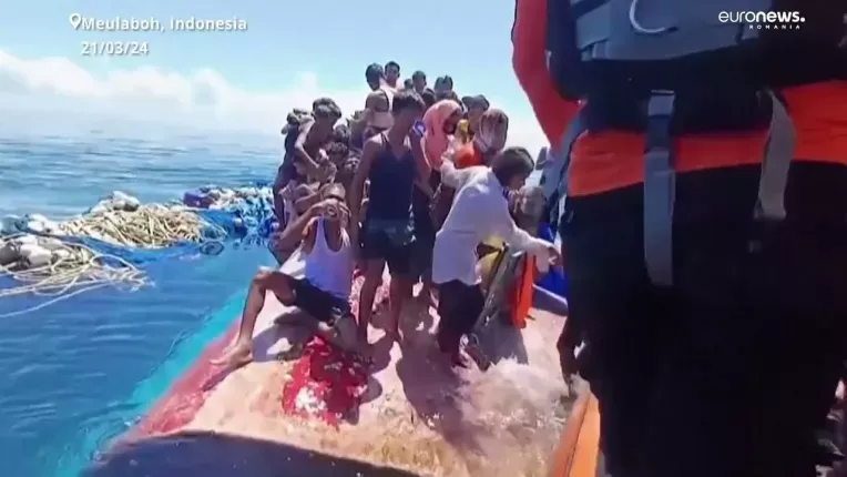 Zeci de refugiati, salvati dupa o noapte petrecuta pe placa unei ambarcatiuni rasturnate